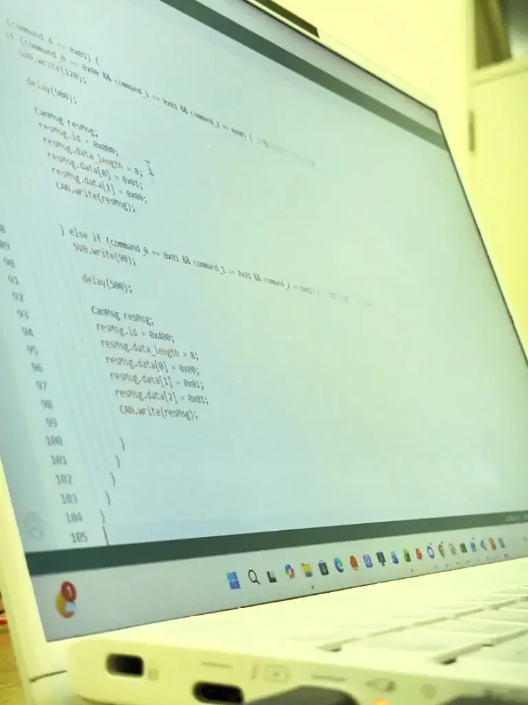 制御コードを表示したPCの画面