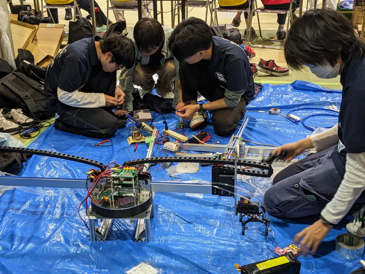 キャチロボ2025でロボットの調整を行う部員